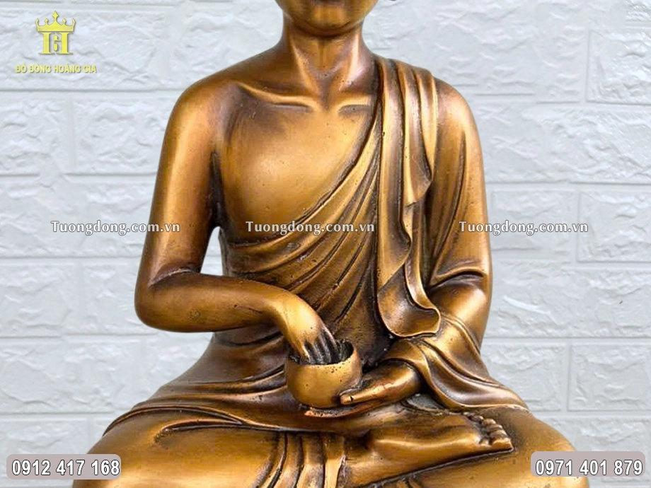 Tay trái của Ngài cầm chiếc bát khất thực